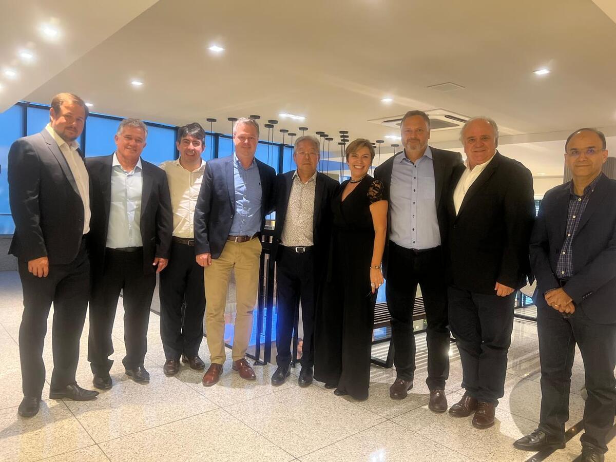 Abschlussverhandlung in der Stadt Curitiba, Brasilien - von links nach rechts: Augusto Martins (Voith), Joaquim Maldonado (Adami), Rodrigo Cattai (Voith), Luis G. Bandle (Voith), Hideo Ogassawara (Adami), Carla Borba (Voith), Antonio Lemos (Voith), Jose Adami (Adami), Osiel Paulino (Adami)