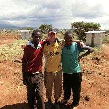 Felix Göbel in Afrika mit zwei Schülern