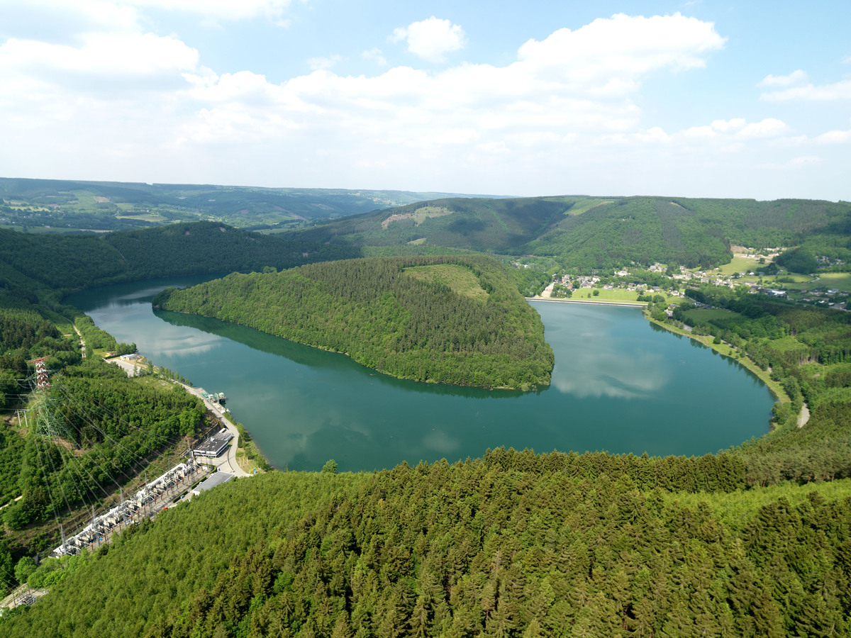 Luftaufnahme des Coo-Trois-Ponts Wasserkraftkomplexes