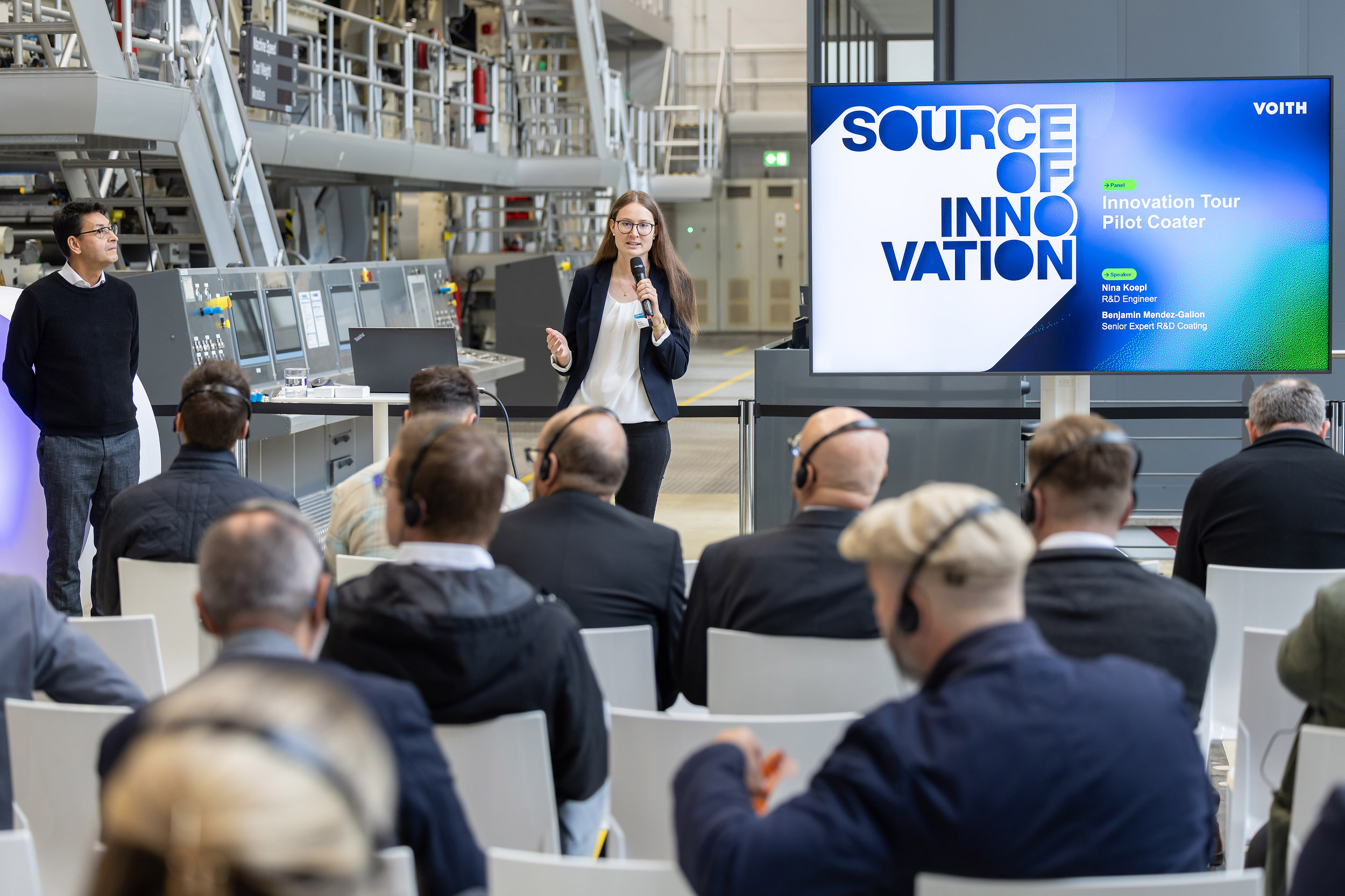 Besuch der Versuchsstreichmaschine während der Innovation Tour