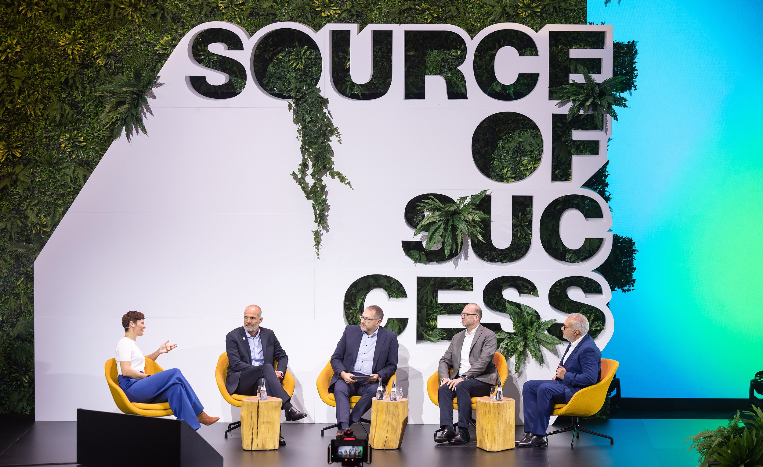 Panel discussion on the decarbonization of paper production (from left to right): Kimsy von Reischach (Moderation), Dr. Stefan Karrer (COO, Koehler Group), Stephan Gruber (CTO, Papierfabrik Palm), Donato Giorgio (President Global Supply Chain, Essity), Dr. Michael Weiss (CTO, Voith Paper)