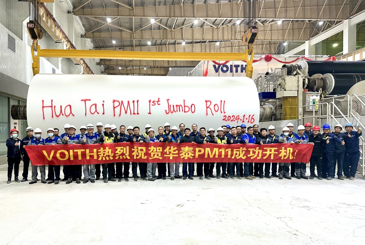 Voith baut erfolgreich die PM 11 von Shandong Huatai Paper von Zeitungspapier zu hochwertiges grafisches Papier um.