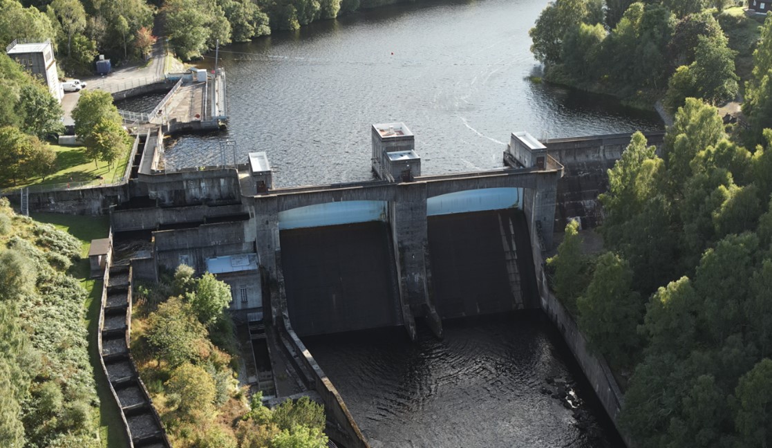 Drohnenansicht eines Wasserkraft-Staudamms