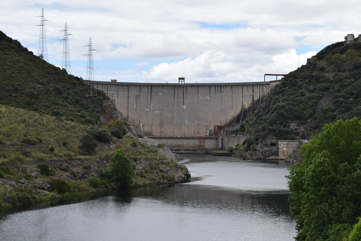 Außenansicht des Wasserkraftwerks Valdecañas