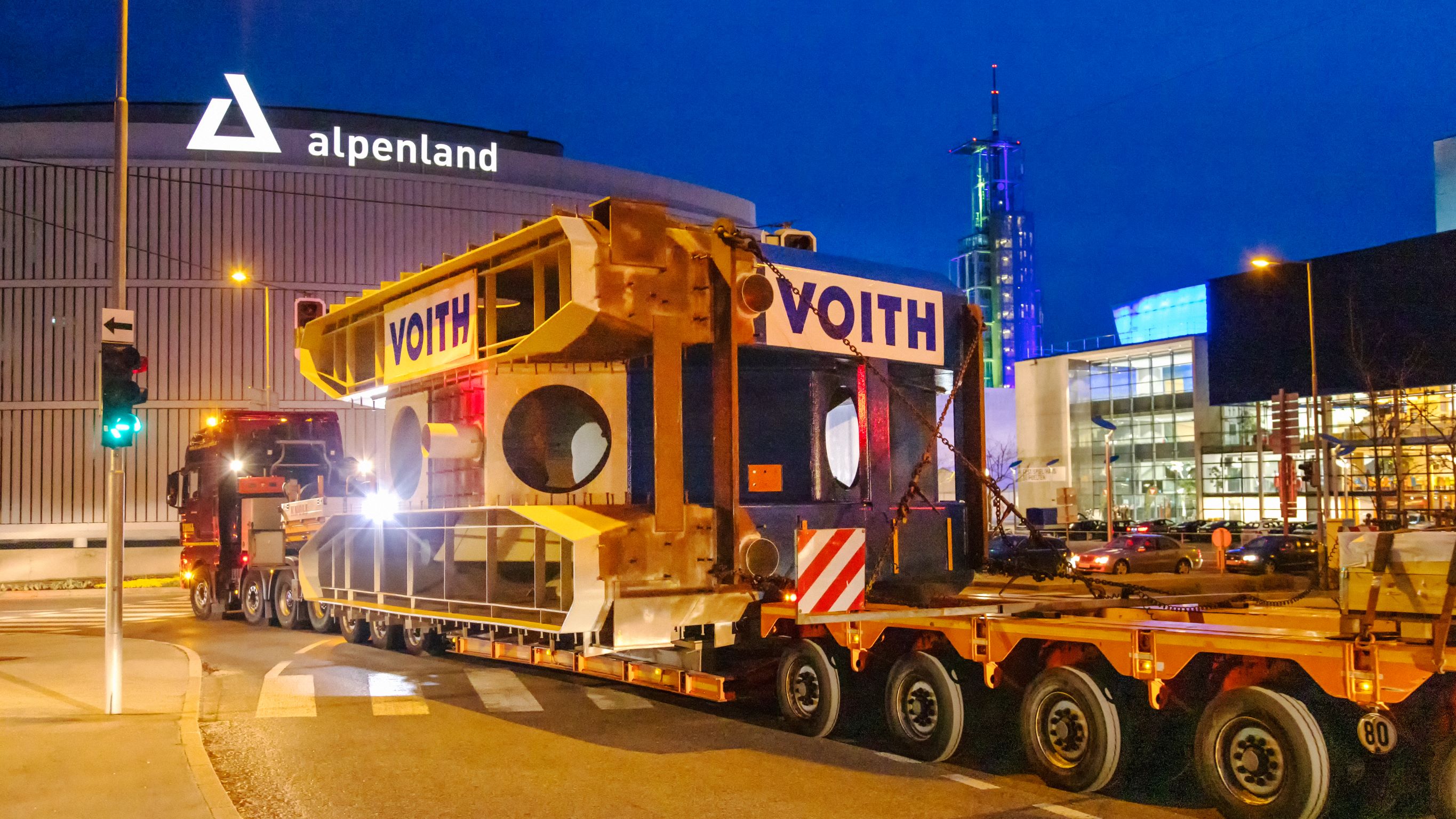 Sondertransport des 6,5 Meter breiten Turbinengehäuses von St. Pölten bis ins Tiroler Zillertal