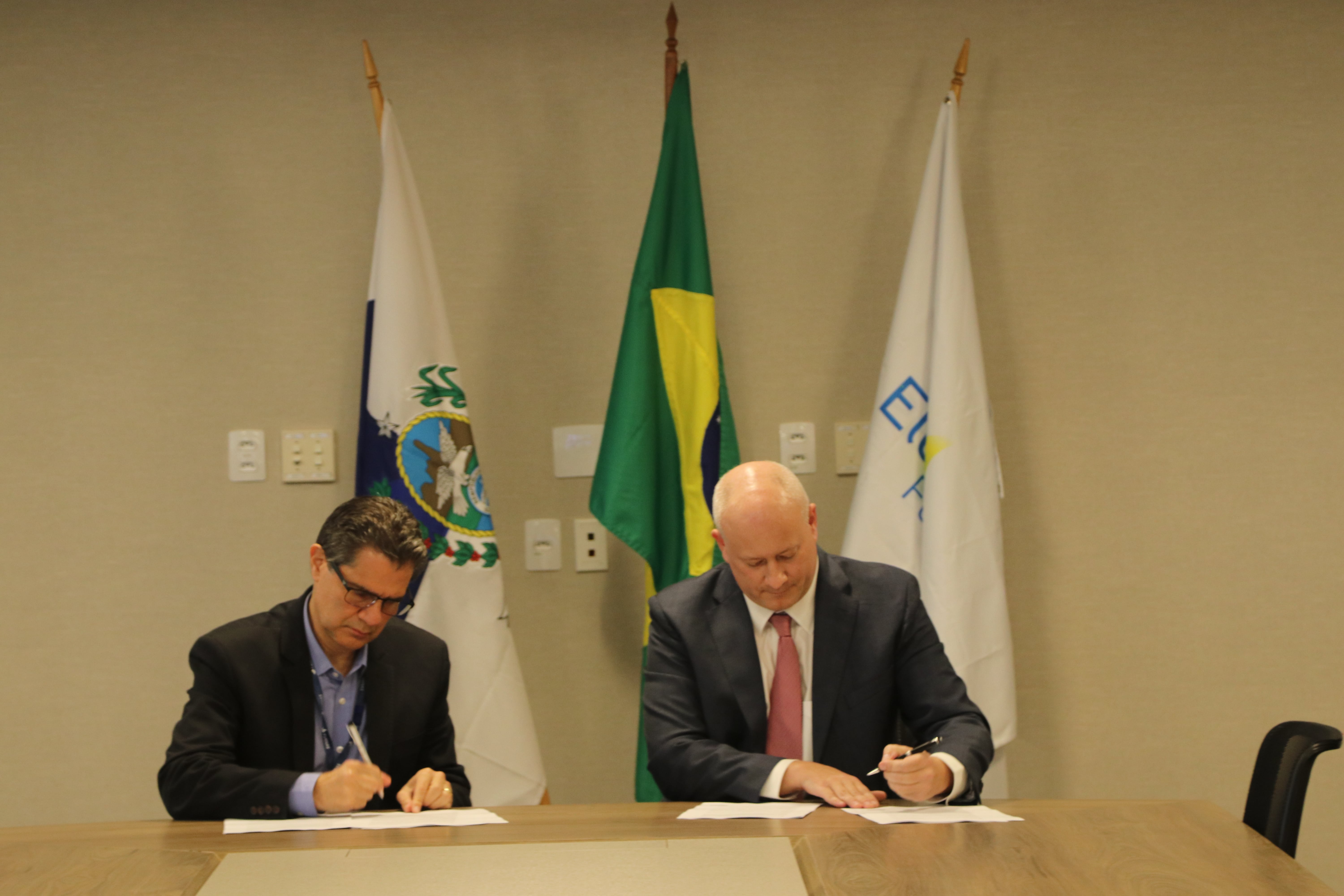 Caio Pompeu de Souza Brasil Neto, CEO of Furnas, and Andreas Wellmann, CEO of Voith Hydro Latin America, during contract signature in September