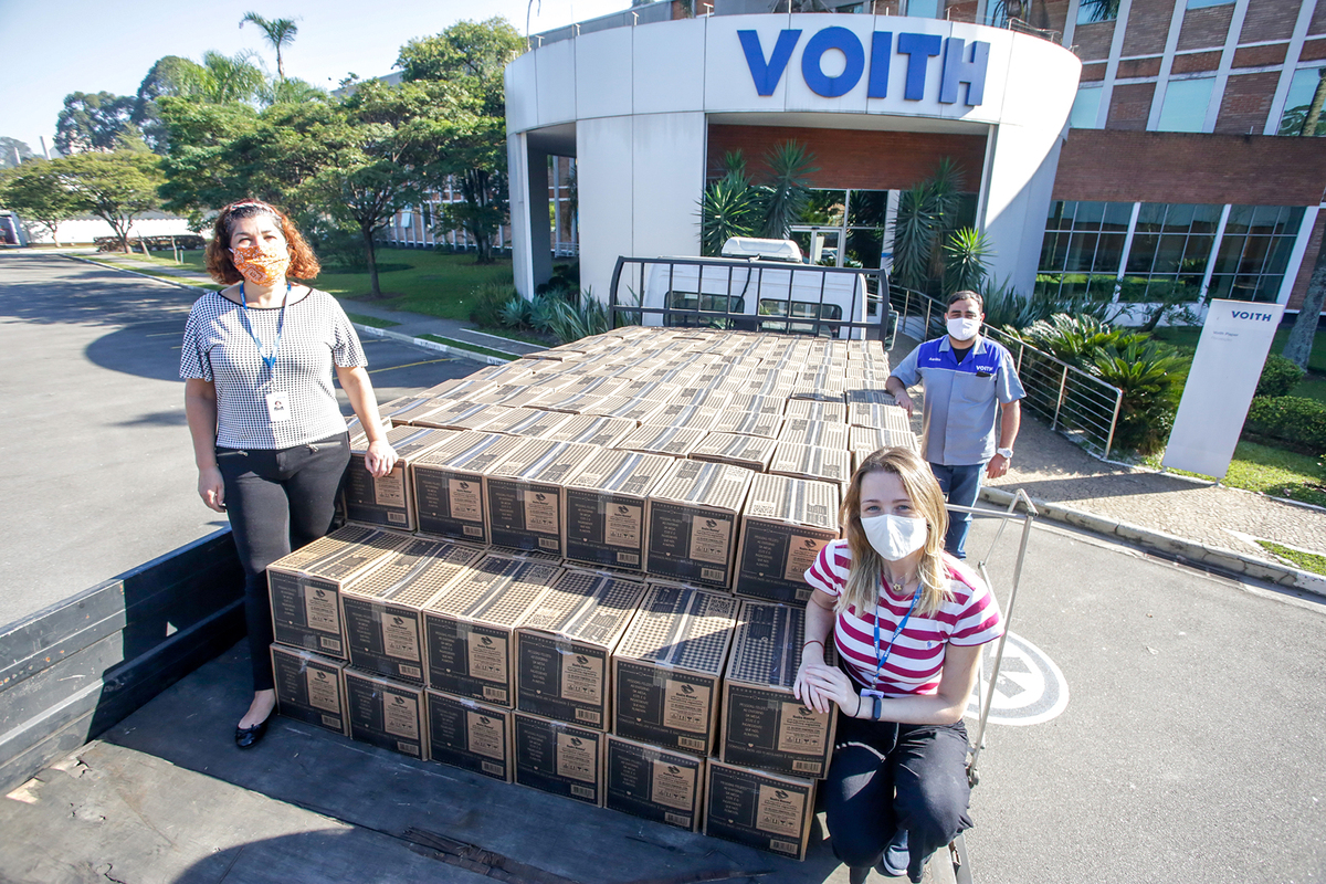 Photo of the 4 tons distributed in more than 270 basic food baskets ready for donation. Voith employees represent voithians in the delivery of food to the institutions of the Jaraguá community.