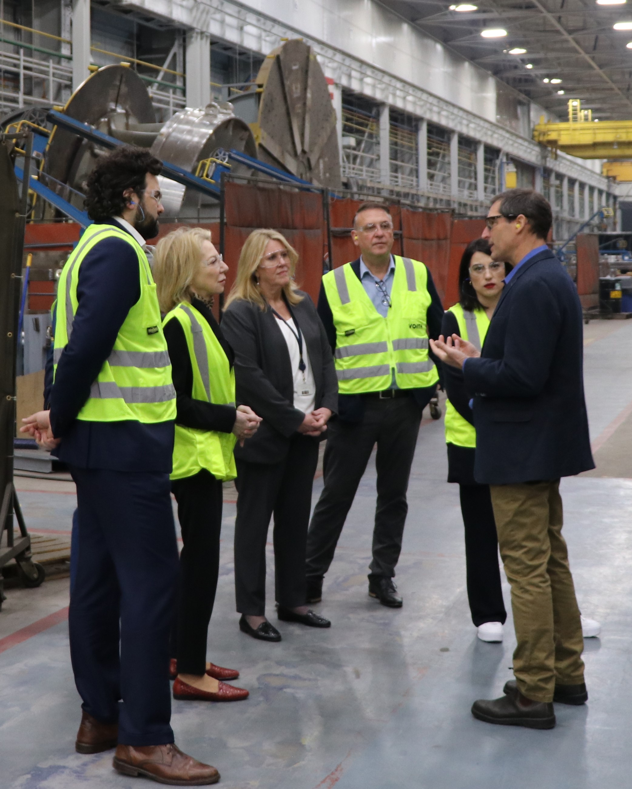 U.S. Ambassador to Germany Dr. Amy Gutmann tours Voith Hydro’s workshop in York, Pa. (From left to right: Jake Miner, Chief of Staff; Dr. Amy Gutmann, U.S. Ambassador to Germany; Sheryl Zapcic, Director, Group Communications, Voith US Inc.; Ralph Dreckmann, President, Voith Turbo NA; Christin Mechler, Senior Investment Specialist, Select USA, US Embassy Berlin; and John Seifarth, SVP & COO, Voith Hydro NA.)