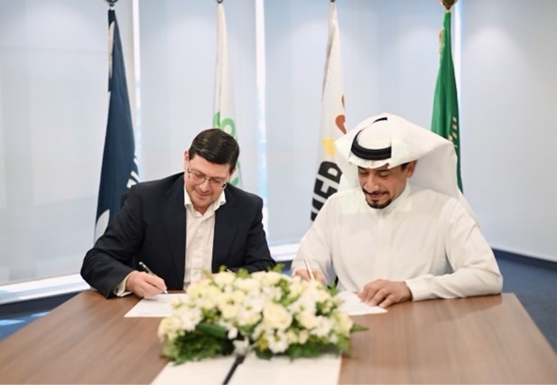 Contract signing between MEPCO and Voith: Sami Al Safran, President & CEO of MEPCO (right), and Joachim Huber, Regional Account & Sales Manager at Voith Paper (left)