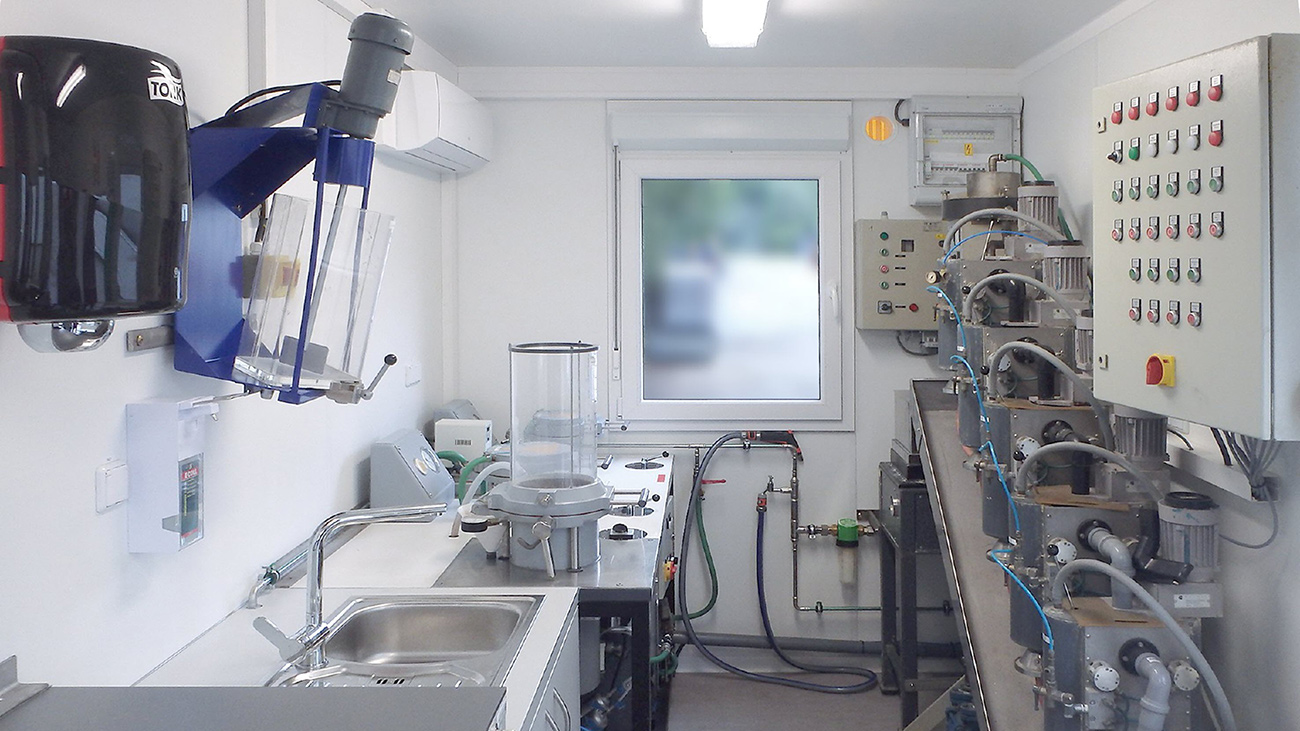 The Voith MobiLab is a fully equipped wet laboratory for analyzing stock samples directly on site.