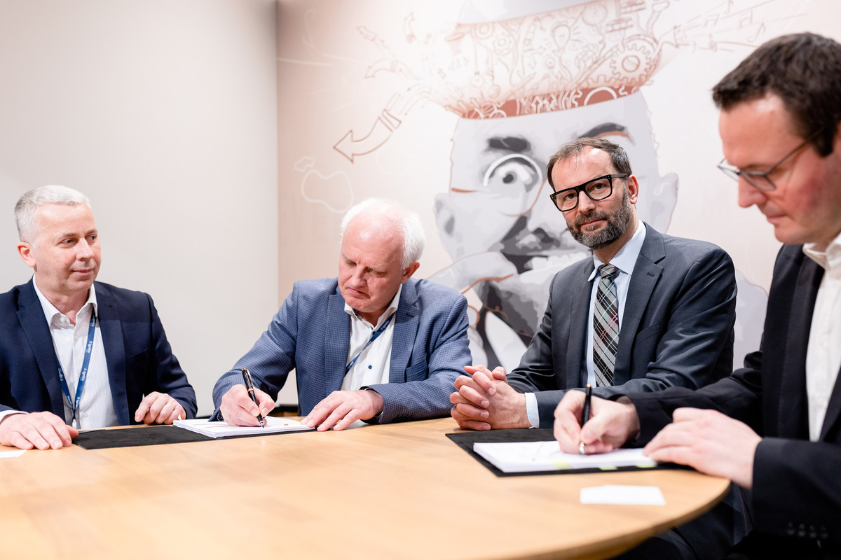 Partnership sealed: Ignitis Gamyba Head of Production Darius Kucinas and Rimgaudas Kalvaitis, CEO of Ignitis Gamyba are pictured with Reinhold Schneider, Managing Director of Voith Hydro in St. Pölten and regional sales representative Hubert Geissberger during contract signing in Lithuania