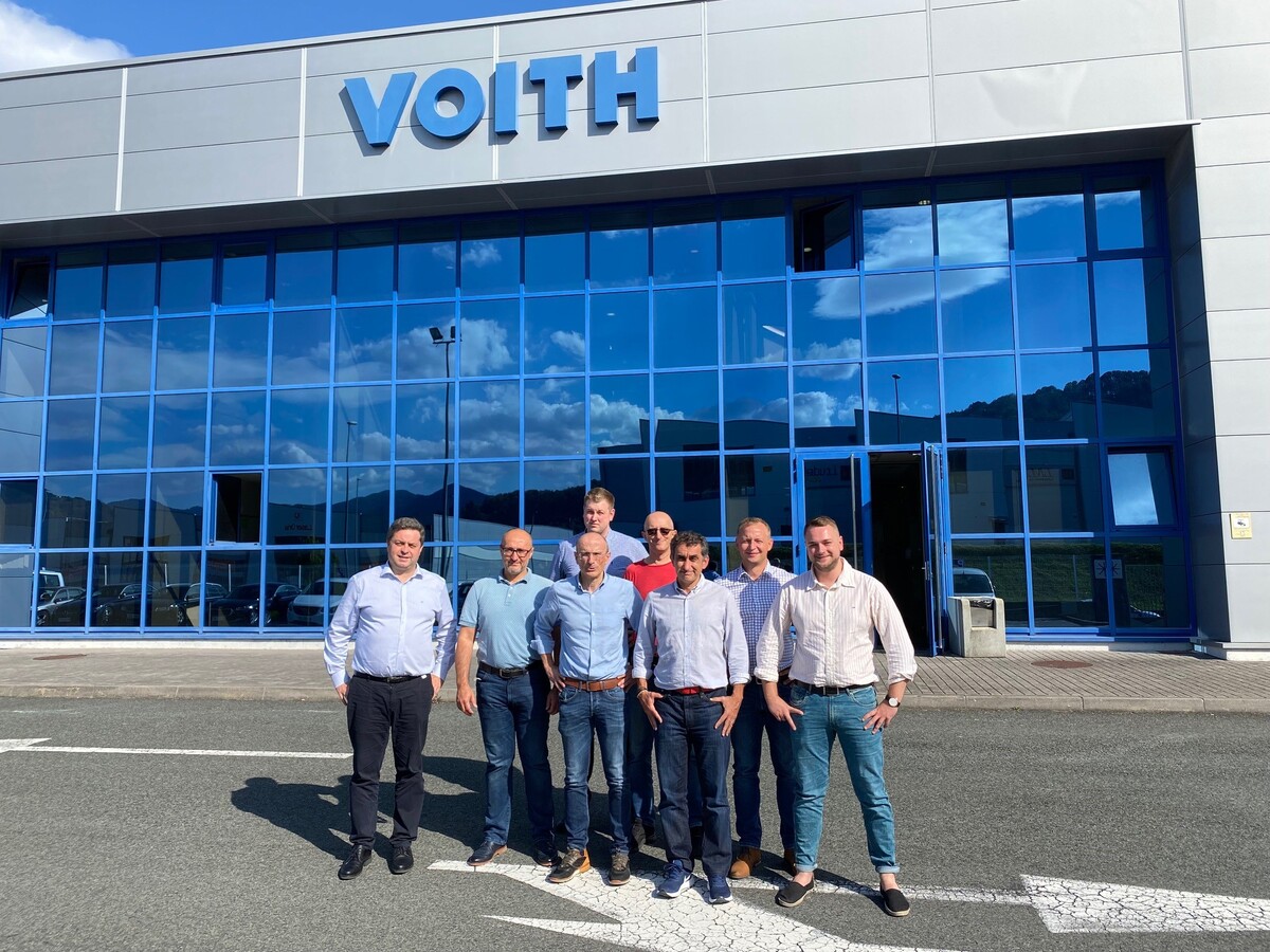 Successful partnership between Schumacher Packaging and Voith.

F.l.t.r.: Marcos Garcia de la Torre (Managing Director Voith Paper
Spain), Henryk Drechnowicz (Managing Director Schuhmacher Myszków), Jose Luis
Landaberea (Head of Project Management Voith Paper Spain), Patryk Klein (Maintenance
Manager Schuhmacher Myszków), Jerzy Tengowski (Member of the Project Management
Team Schuhmacher), Ignacio Benito (Rebuilds Director Voith Paper Spain), Maciej
Skupinski (Project Manager Head Schuhmacher Myszków), Kamil Modrakowski (Member of
the Project Management Team Schuhmacher).