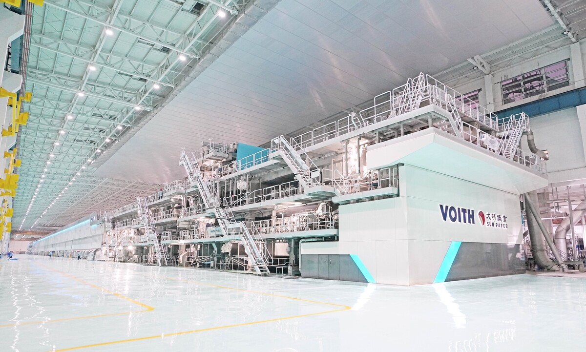As a full-line supplier, Voith supplied the entire paper machine in the visionary industrial design. The plant will produce over one million tons of white folding boxboard annually.