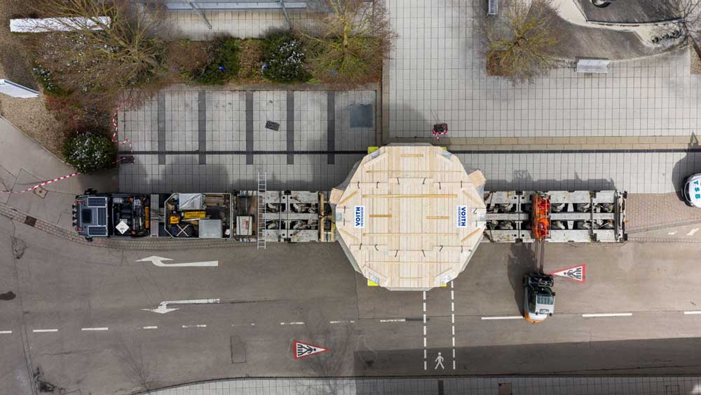 With a diameter of more than 8 meters, the stator for the Töging am Inn power plant leaves the factory premises as the widest transport in the history of Voith Hydro Heidenheim to date.