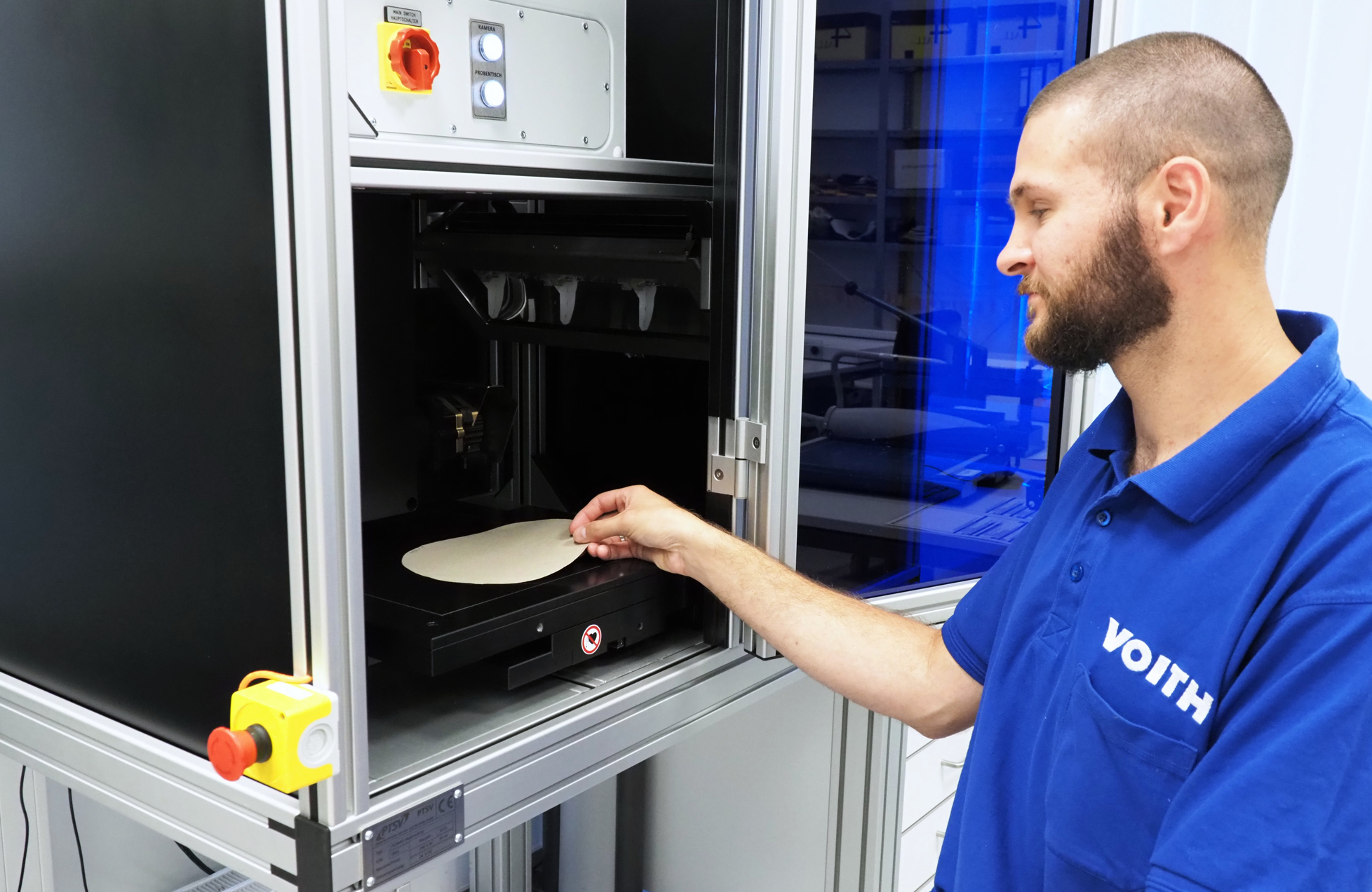 A near-infrared camera detects stickies and non-tacky contaminants reliably and accurately.