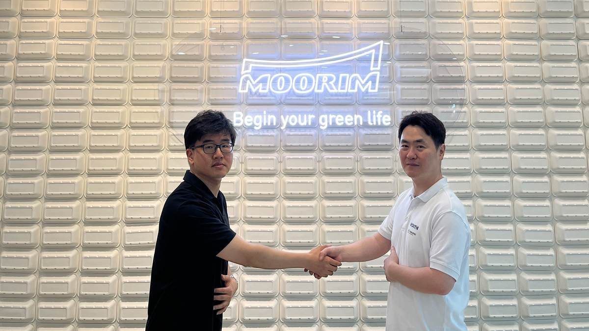 Se-hwan Cheon, Purchasing Manager at Moorim Paper (left), and Al Choi, Sales Representative of Voith (right).