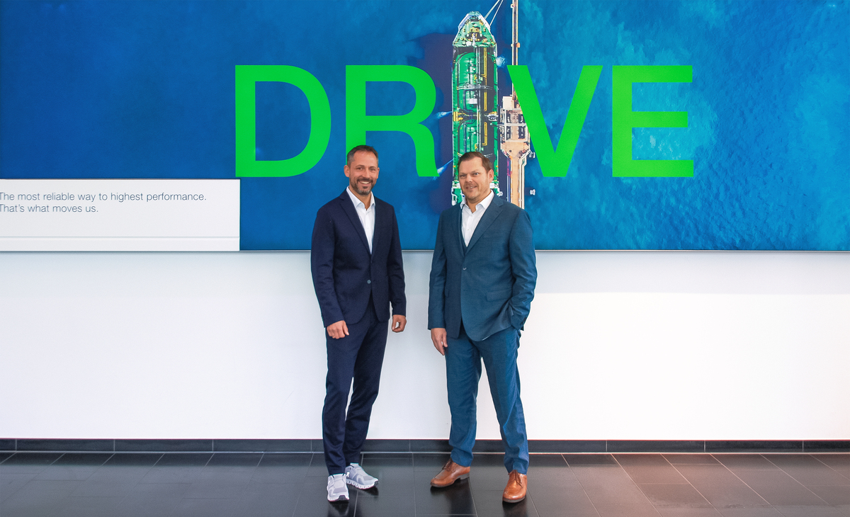 Voith and Mehrer Compression engage in a strategic partnership for new developments in the field of hydrogen compression. Dr. Ralf Geßlein, CEO Voith Turbo Industry, and Jörg-Peter Mehrer, President Mehrer Compression GmbH, make the cooperation official at the Voith site in Crailsheim.