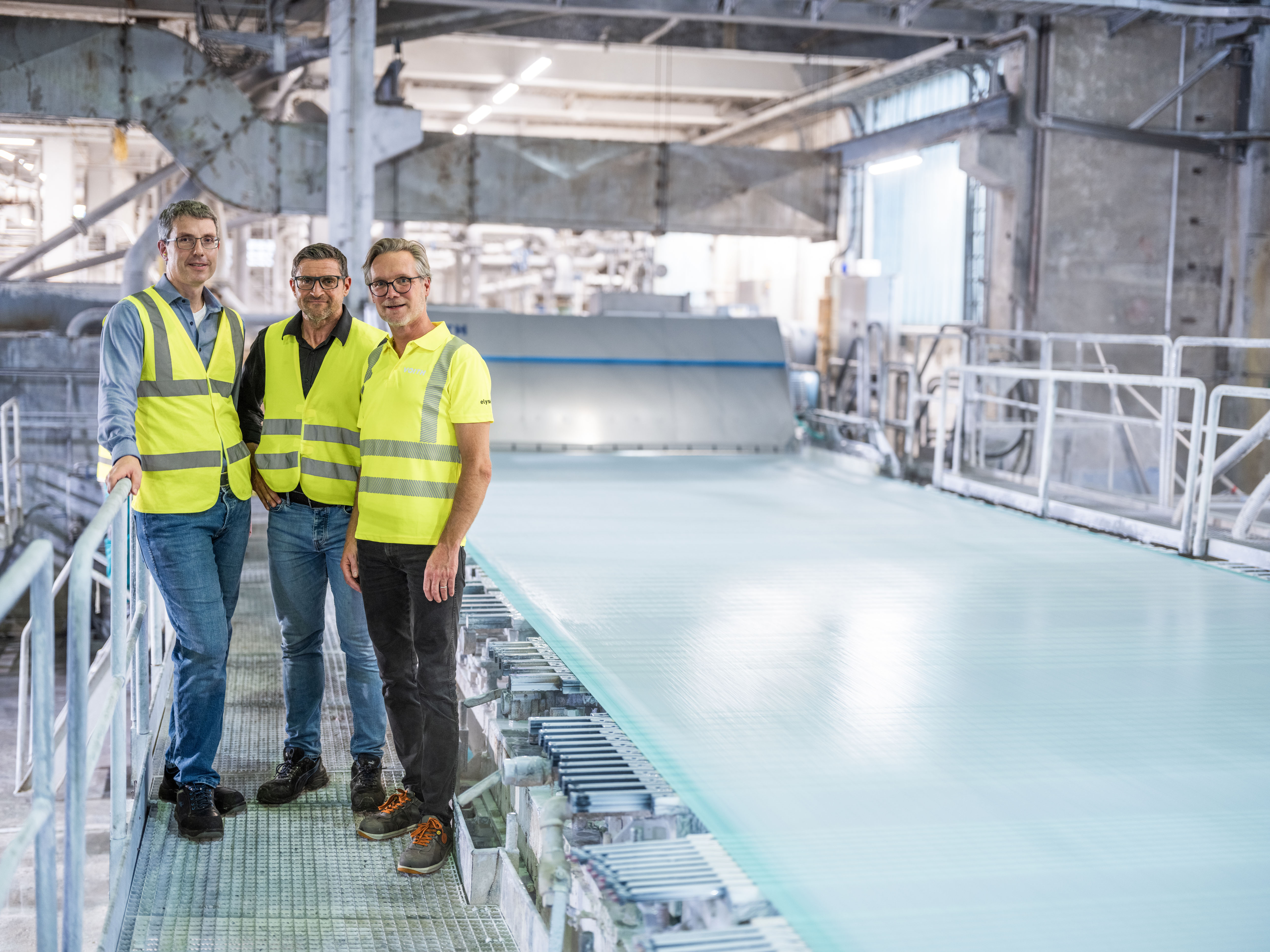 After successful start-up of the new MasterJet 4Tec headbox: (from left to right) Markus Haeussler (Voith), Josef Goessnitzer (Brigl & Bergmeister), Mathias Schwaner (Voith) in Niklasdorf.