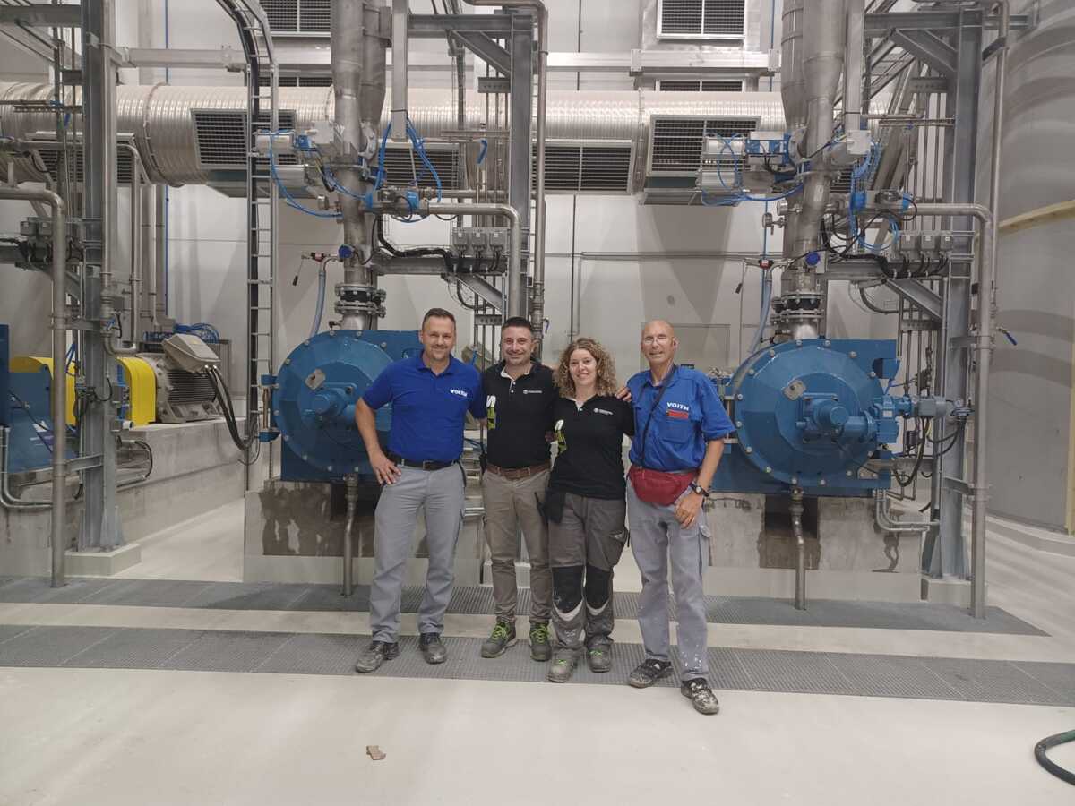 Excellent cooperation for the best possible customer solutions - the picture shows the Voith-Toscotec team at the Vajda-Papír mill. From left to right: Tomislav Druzinec (Start-Up Engineer at Voith Paper), Francesco Ureni (Associate Chief Customer Service Officer at Toscotec) and Elisa Bertolucci (Fiber Systems Engineering Manager at Toscotec), Wolfgang Müller (Global Product Manager at Voith Paper).