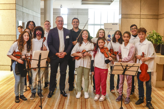 Part of the students of the “Music Won” project with Voith's global CEO, Dr. Toralf Haag.